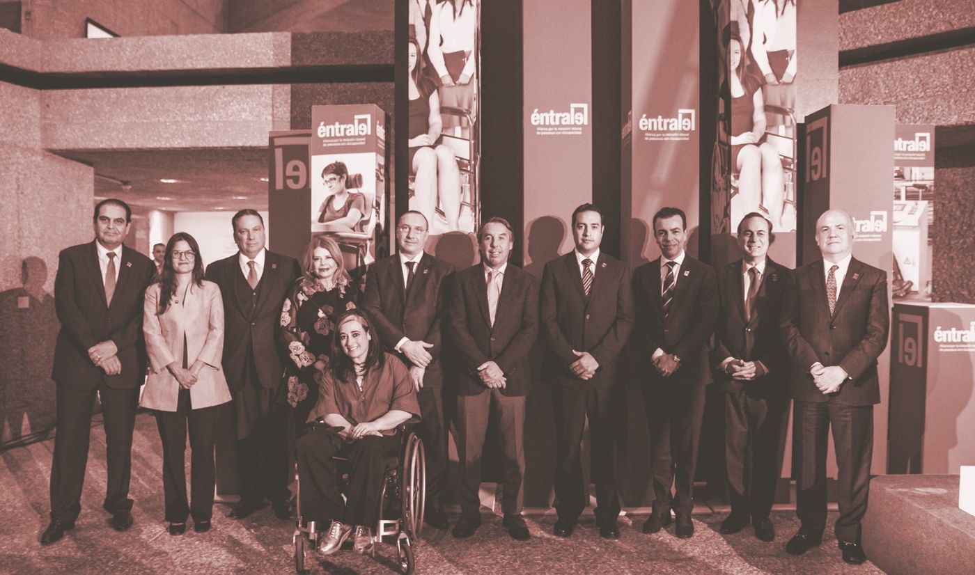 Grupo de directivos de pie, en el primer aniversario de Éntrale.