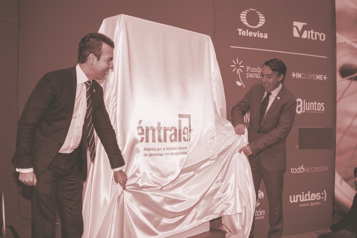 Emilio Azcárraga Jean y Alejandro Ramírez Magaña develan el logotipo de Éntrale cubierto por una tela, en 2016.