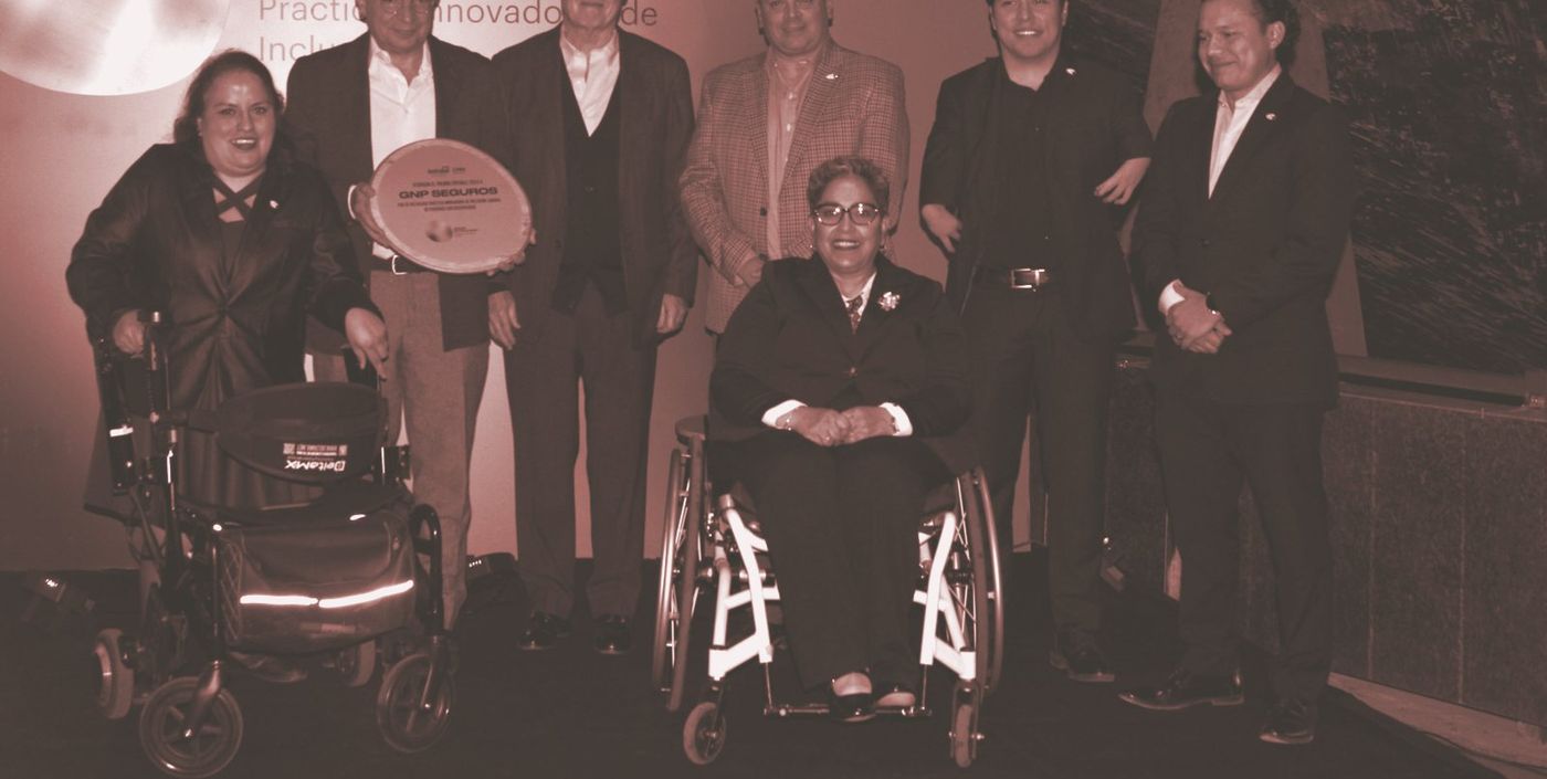 Entrega del Premio Éntrale al equipo de GNP Seguros; una de las personas usa silla de ruedas.